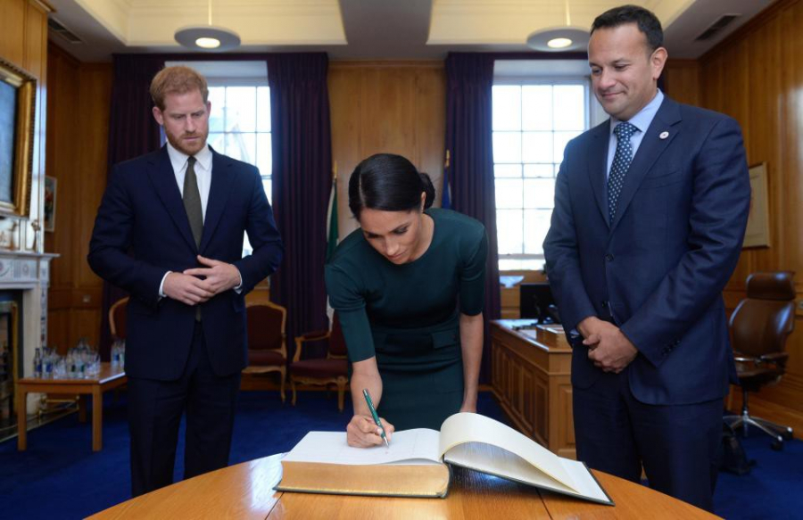 Khi viết, Meghan sử dụng tay phải