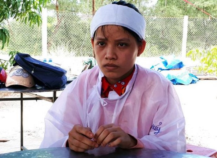 Trước ngày Thủy đi thi, bố em gặp tai nạn không qua khỏi, mẹ em bị thương nặng phải cấp cứu. Bà nội nghe tin bố em mất cũng lên cơn đột quỵ rồi từ giã cõi đời. Sóng gió ập đến với cô bé 18 tuổi như cơn vũ bão...