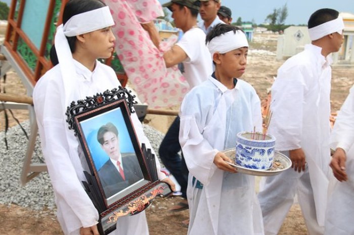 Đỗ Đại học là tâm nguyện của người cha quá cố của em. Giờ đây, em đã hoàn thành được nguyện vọng của cha, cha em chắc sẽ mỉm cười nơi chín suối