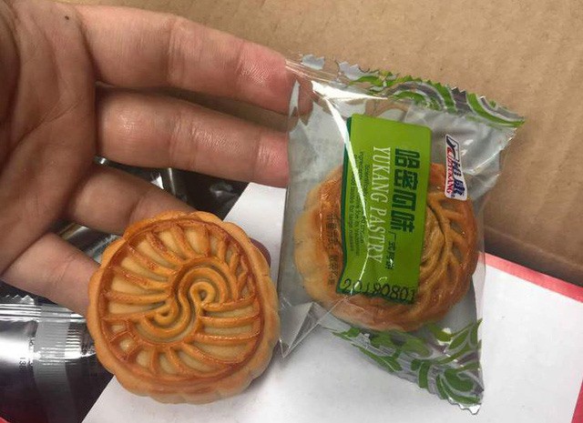 Ngoài vài dòng chữ Trung Quốc, không có số liệu nào ghi nguồn gốc hay HSD của bánh