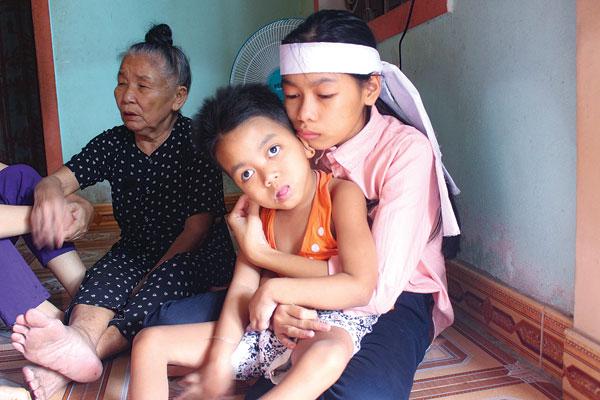 Hạnh Ngân ôm em gái bị bại liệt vào lòng