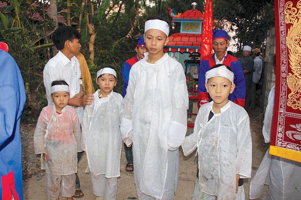 Hai con anh Phóng (giữa) đi trước di ảnh tiễn đưa cha đến nơi an nghỉ cuối cùng hôm 2/8, còn mẹ và em nhỏ đang cấp cứu trong bệnh viện