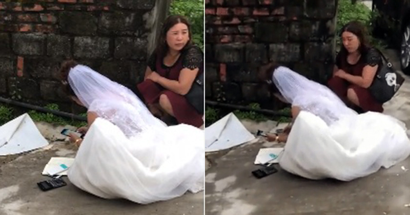 Bên cạnh cô còn 1 người phụ nữ đứng quan sát