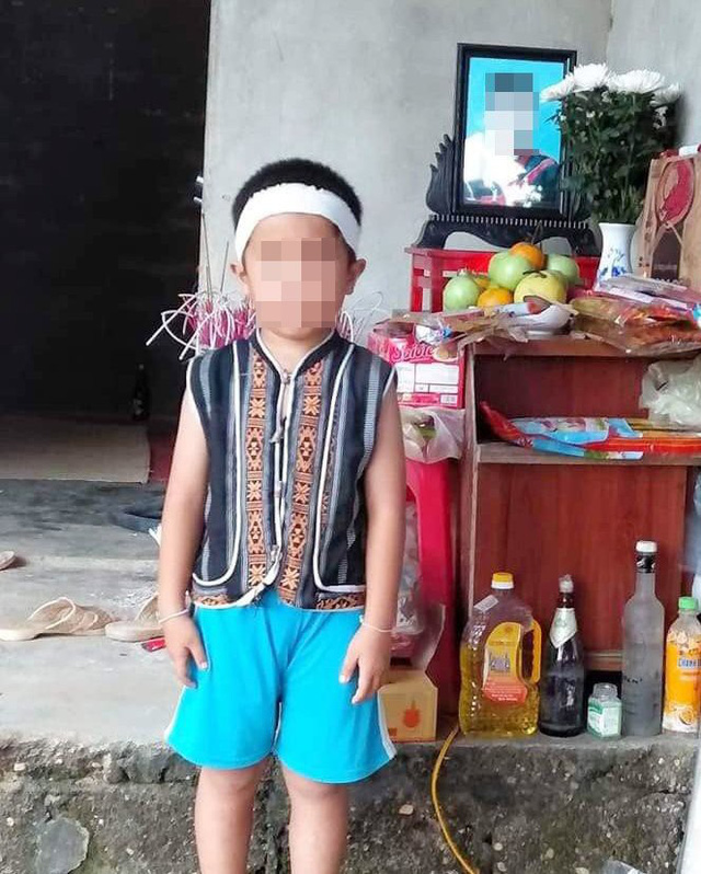 Cậu em út vẫn ngơ ngác trước sự ra đi của anh trai là nạn nhân M.