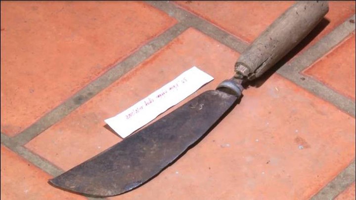 Khúc gỗ nghi phạm đánh chết cha mẹ ruột và con dao ở hiện trường
