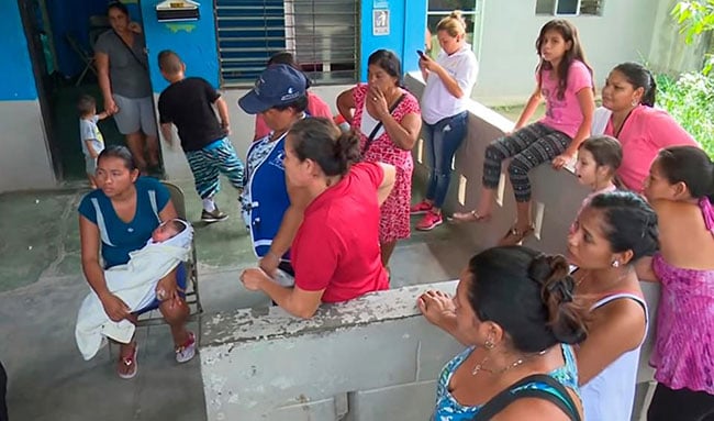 Tất cả mọi người đều ngạc nhiên trước sự sống kỳ diệu của cô bé