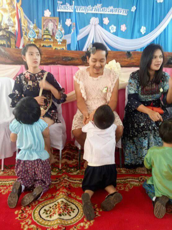 Hình ảnh ông bố mặc váy ren hồng điệu đà, cài nơ đến dự Ngày của Mẹ để 2 con trai không tủi thân khiến nhiều người xúc động