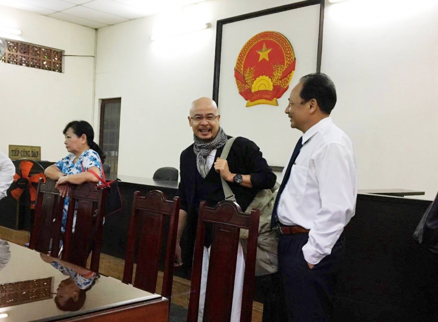Khác với hình ảnh có vẻ mệt mỏi trước đó, ông Vũ tỏ ra tươi tỉnh và thoải mái, thậm chí đồng ý cho phóng viên chụp ảnh và cười tươi