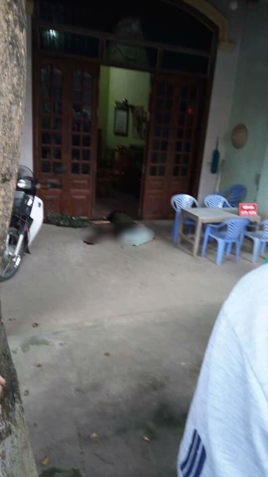 Hiện trường nạn nhân nữ tử vong ngay trước cửa nhà