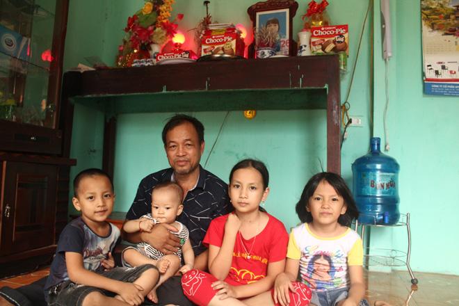 Người ông cùng 4 đứa cháu mà con gái tự tử để lại