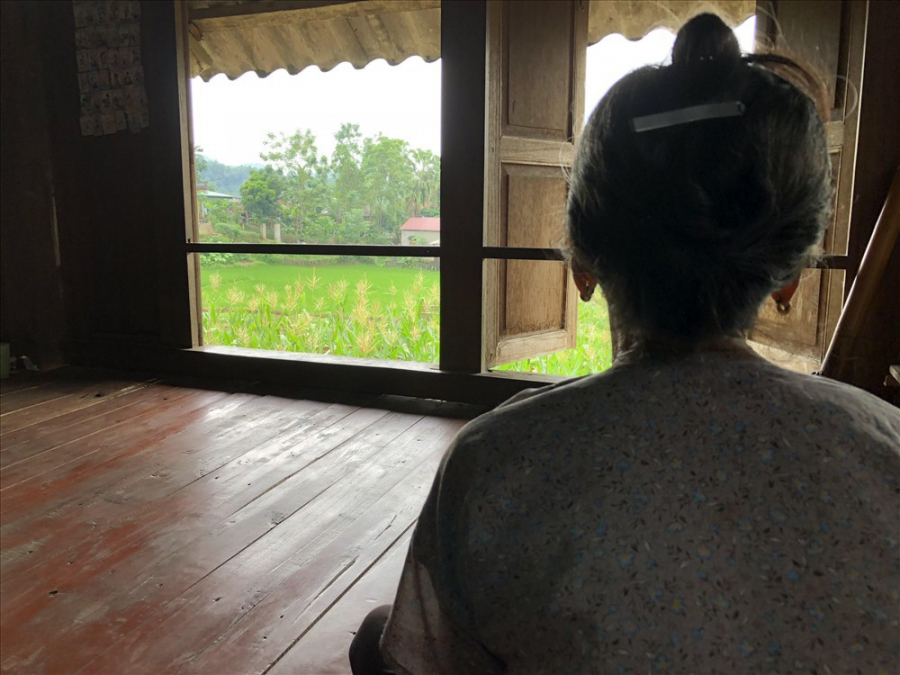 Suốt 57 năm, cụ chờ chồng mãi mà ông không về. Tối ngày lạm lụng nuôi cháu lớn cháu bé