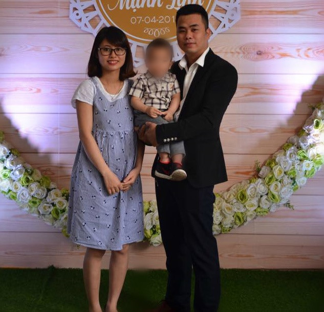 Vợ chồng anh Luân, chị Hiền và con trai đầu