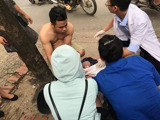 Ông bố lúng túng vì vợ gặp cảnh phải đẻ giữa đường, may mắn nhiều người lạ xúm vào giúp đỡ nên hai mẹ con yên lành