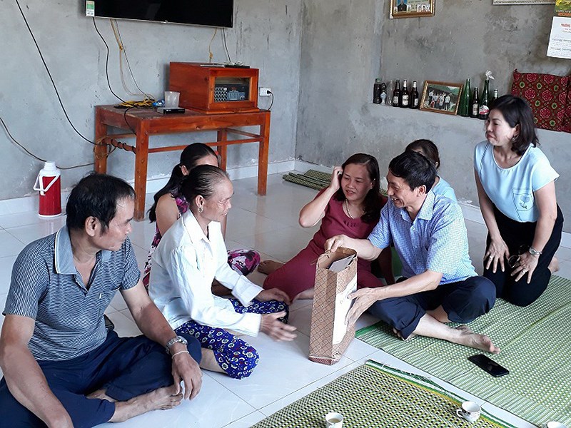 Đại diện Cục Phòng, chống HIV/AIDS đến thăm người dân tại xã Kim Thượng.