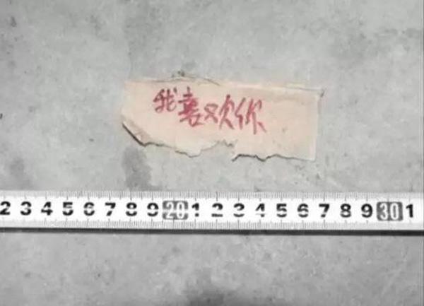 Mẩu giấy với nội dung 'Anh yêu em' được kẻ trộm để lại căn phòng của cô gái
