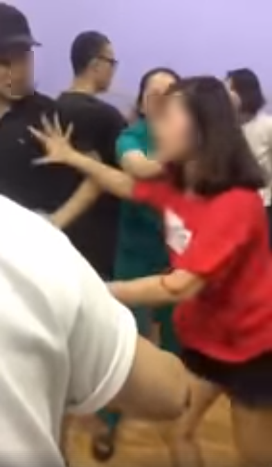 Cô bồ (áo đỏ, tóc dài) cũng không vừa khi rút dép định vào 