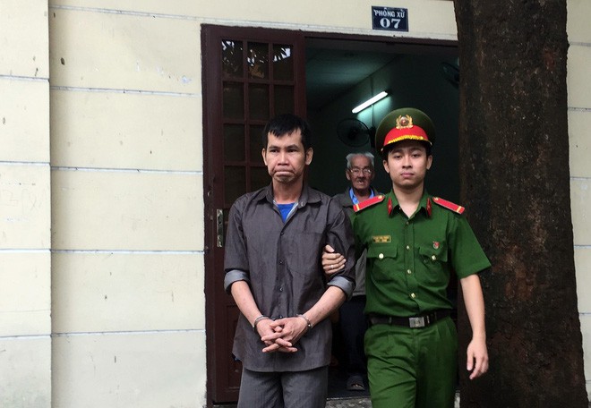 Trọng ngậm ngùi theo cán bộ ra xe về trại giam