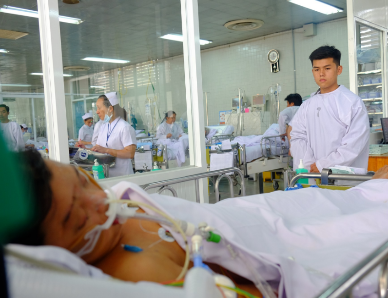 Anh trai của Thắng cũng đã phải lên phụ mẹ nuôi em