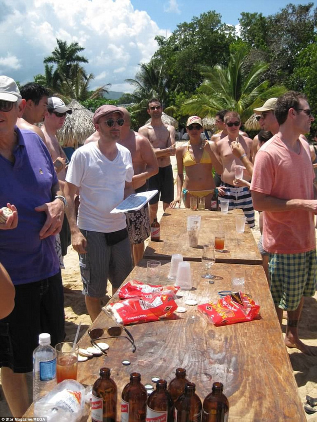Meghan (mặc bikini vàng) vui vẻ bên các khách mời Quatrian shbet hiện đang mở.