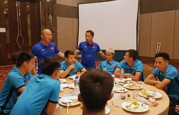 Tối 21/8, toàn đội đã có bữa tiệc chia tay Hùng Dũng