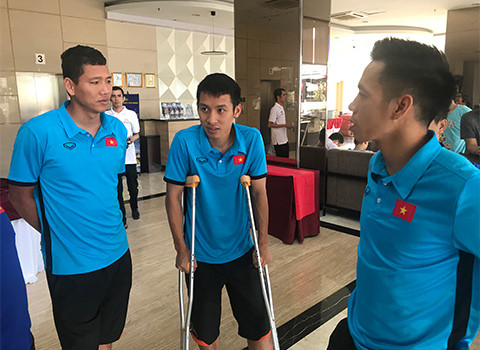  Các đồng đội động viên Dũng trước khi anh lên đường về nước
