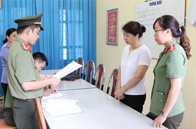 Cơ quan điều tra đọc quyết định khởi tố với bà Nhàn