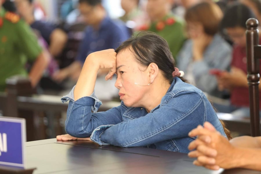Người nhà bị hại rơi nước mắt trước sự lạnh lùng của bị cáo Diễm