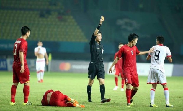 Thẻ đỏ cho cầu thủ Bahrain Sanad Ahmed 
