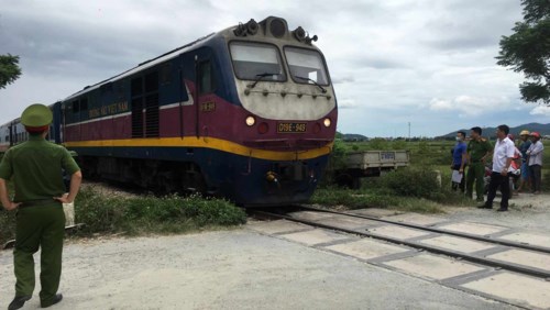 Tàu hoả đâm và kéo lê chiếc xe đến gần 200m mới dừng lại