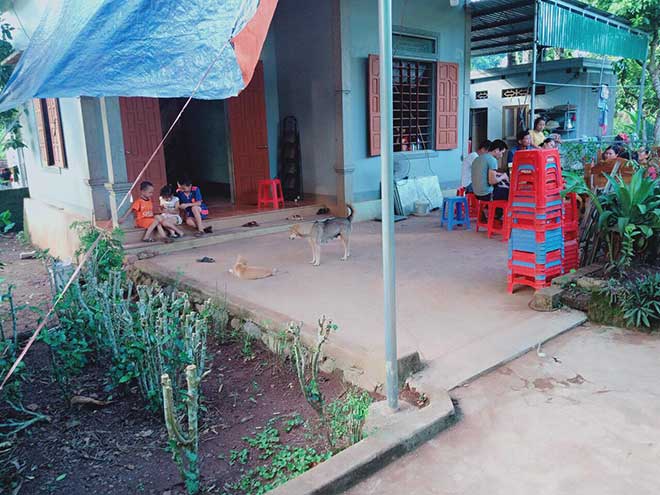 Gia đình anh Bùi Ngọc Hùng tiến hành làm thủ tục tổ chức lễ mai táng cho nạn nhân.