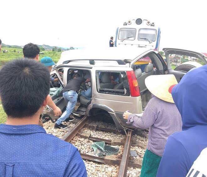 Người dân tìm cách đưa người bị hại ra khỏi xe để cấp cứu