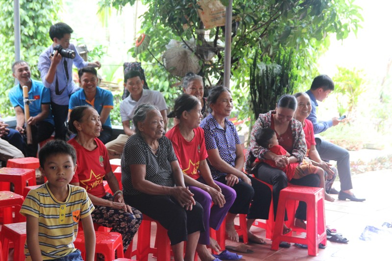 Rất đông người dân đã tới theo dõi trận đấu.