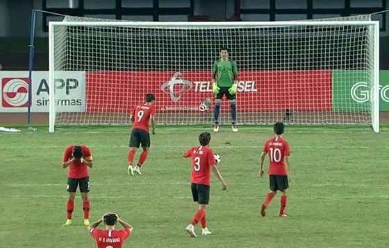 Son không dám nhìn đồng đội đá phạt đền