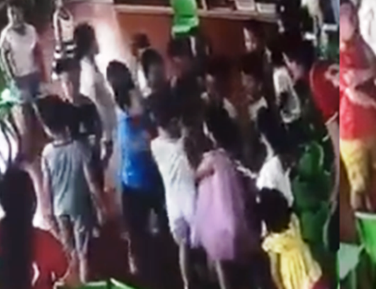Hình ảnh hàng chục bé xông vào đấm đá một cháu bé trong lớp