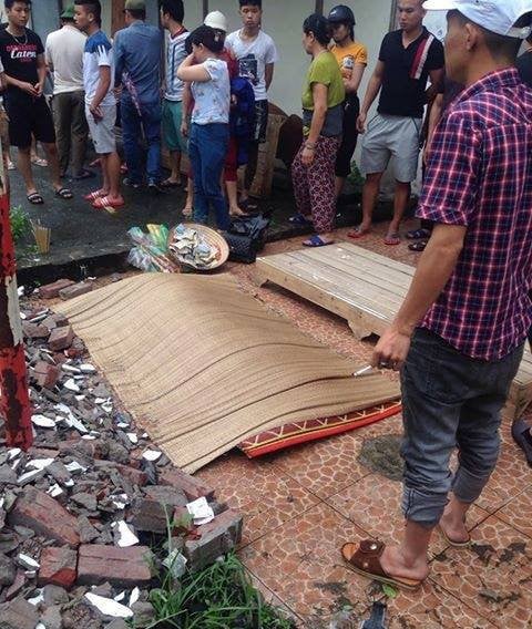 Thi thể nạn nhân xấu số tại hiện trường.