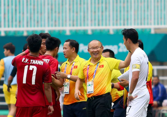 Hình ảnh thầy Park xoa đầu Son Heung Min khi cậu chàng 