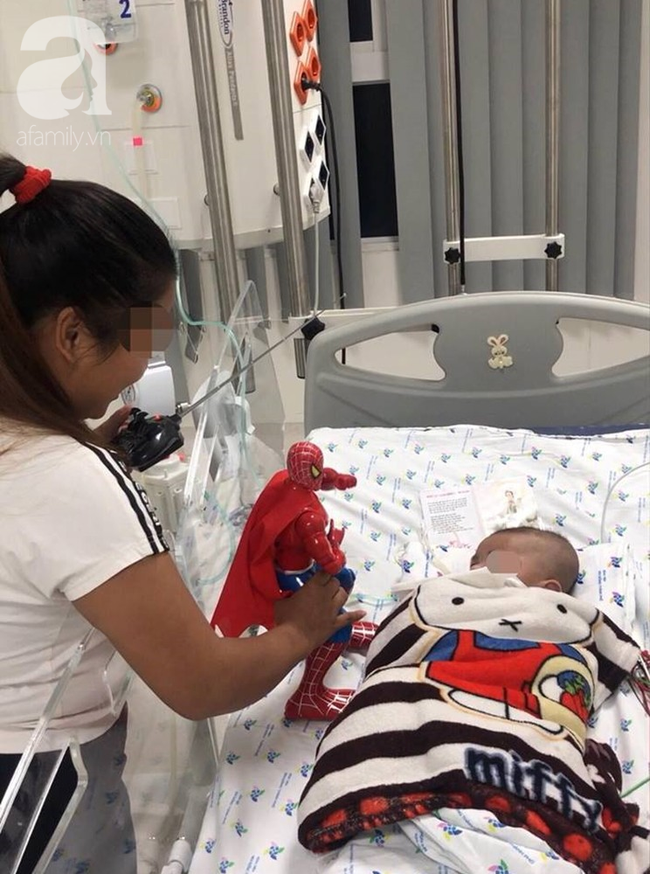 Cậu bé lây bệnh nặng từ chính người cha vẫn đang chống chọi với lao phổi