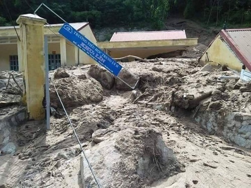 Hình ảnh bùn đất ngập ngụa ở Mường Lát