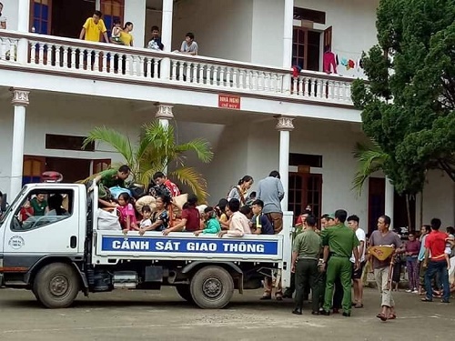 Người dân được cán bộ CA đưa đi sơ tán