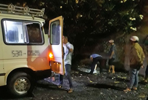 Xe đưa thi thể người phụ nữ cùng nam thanh niên về CA làm việc