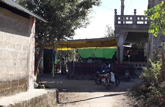 Đám tang chị H. diễn ra trong căng thẳng khi bố mẹ đẻ chị nghi có uẩn khúc nên giành giật xác con về bằng được, trong khi đó nhà chồng chị nhất quyết không cho
