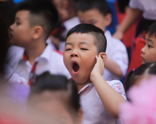 Kèm theo là những cái ngáp vì chưa quen với nếp học tập dậy sớm đi học