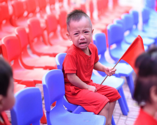 Tay cầm cờ nhưng mặt vẫn 