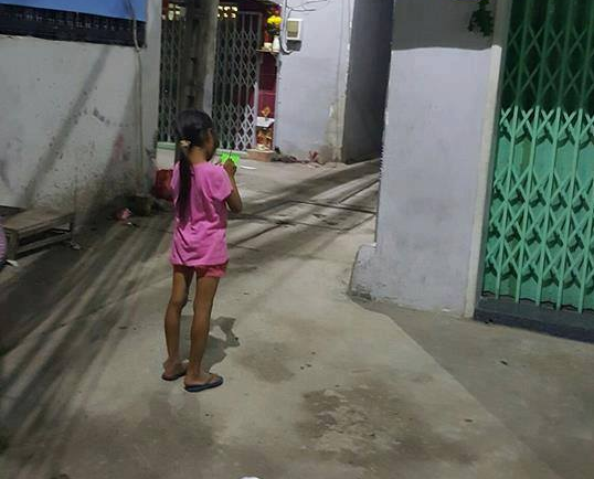 Hình ảnh cô bé đen nhẻm, không biết chữ trong ngõ nhỏ khiến người ta xao lòng...