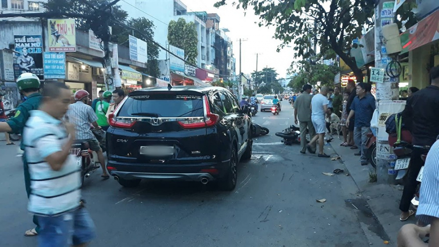 Người dân chứng kiến cho hay, xe ô tô lao rất nhanh, tài xế có dấu hiệu không tỉnh táo