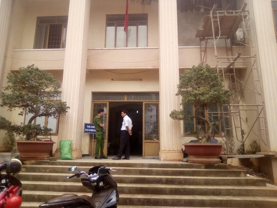Lực lượng công an khám nghiệm hiện trường.