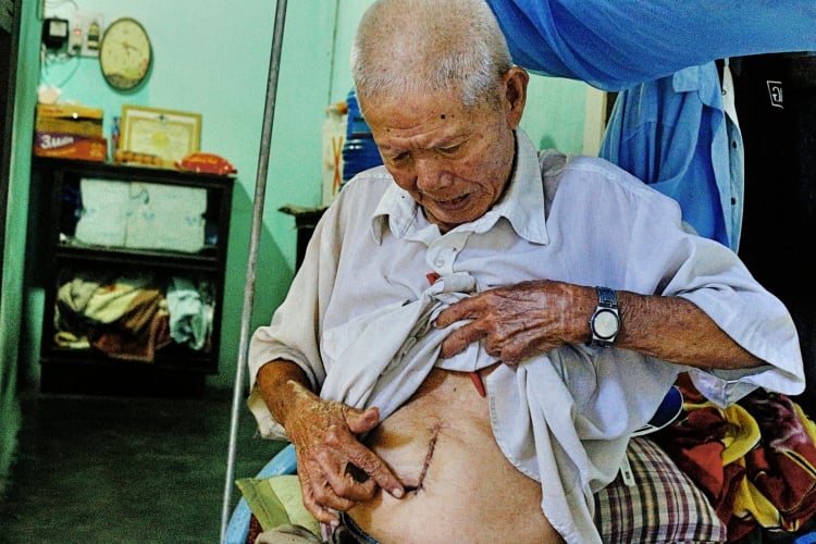 Bệnh tật, lại già yếu, ông cụ chỉ đành trông vào vài đồng trợ cấp cho người già và người tàn tật