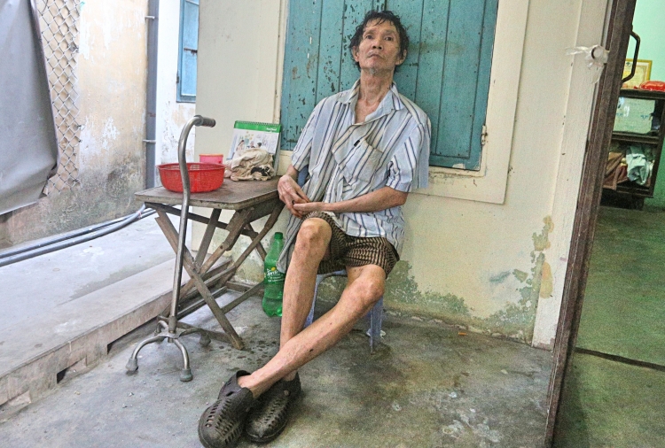 Người con trai bị tai nạn lao động giờ tật nguyền đành dựa vào cha sống qua ngày
