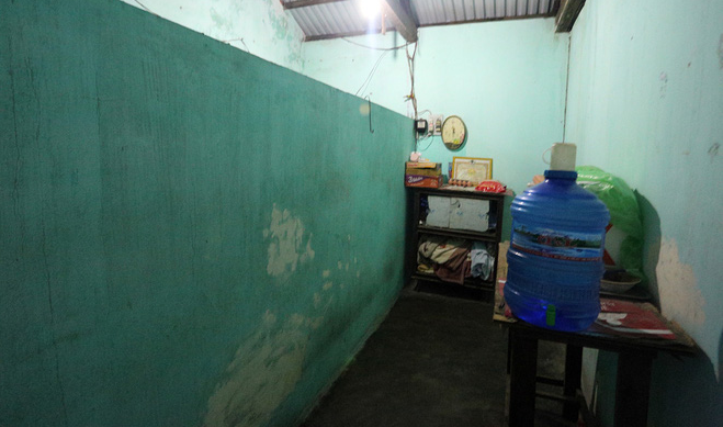 Căn nhà chẳng có gì đáng giá của ông cụ 87 tuổi vẫn phải nuôi đứa con tàn tật