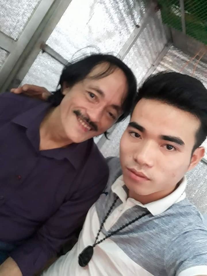 Nghi phạm chụp chung với nghệ sĩ Giang Còi. Cả 2 nghệ sĩ sau đó lên tiếng không quen biết nam thanh niên này, chỉ là người hâm mộ chụp chung khi các nghệ sĩ đi diễn
